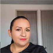 Soy dinámica, entusiasta, me gusta escuchar y trabajar en equipo. Entiendo que cada individuo tiene su forma de hacer las cosas y que debemos llevar procesos diferentes según nuestras habilidades. Se que todos podemos llegar a cumplir las metas, pero que